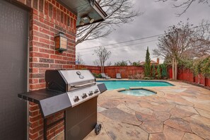 BBQ/picnic area - Modern Carrollton Home - Private Pool & Grill (Carrollton)