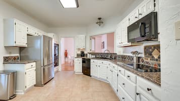 Casa (3 Bedrooms) | Cocina privada | Microondas, horno, parrilla de estufa y lavavajillas