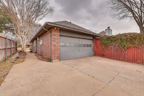 Property grounds - Modern Carrollton Home - Private Pool & Grill (Carrollton)