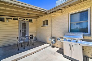 Outdoor dining - Private Desert Retreat w/ Grill & Mtn Views! (Phoenix)