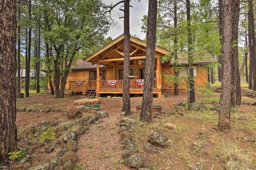 Wooded Yard, Gas Grill: Lush Pinetop Retreat