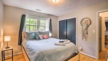 3 bedrooms, iron/ironing board, free cribs/infant beds, bed sheets