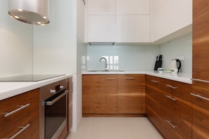 Dishwasher, cookware/dishes/utensils
