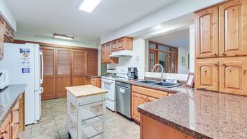 House (5 Bedrooms) | Interior