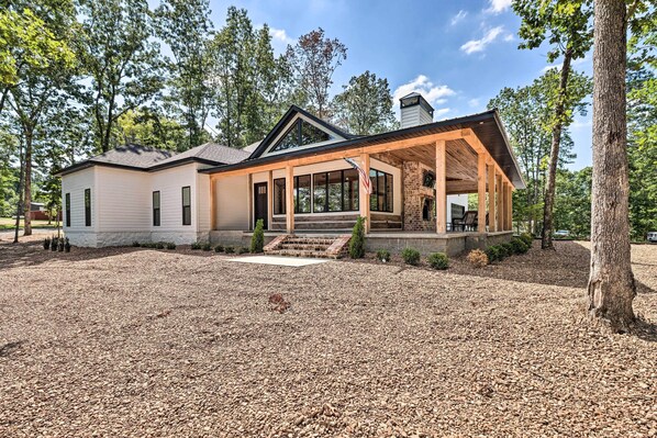 Interior - All-encompassing Lakehouse w/ Modern Accents! (Edgemont)