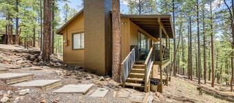 Covered Deck & Grill: Cozy Greer Hideaway!