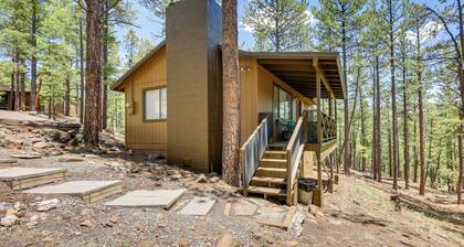 Covered Deck & Grill: Cozy Greer Hideaway!