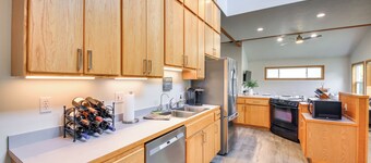 寬敞的濱水逃逸處，附有皮划艇和立式划槳！