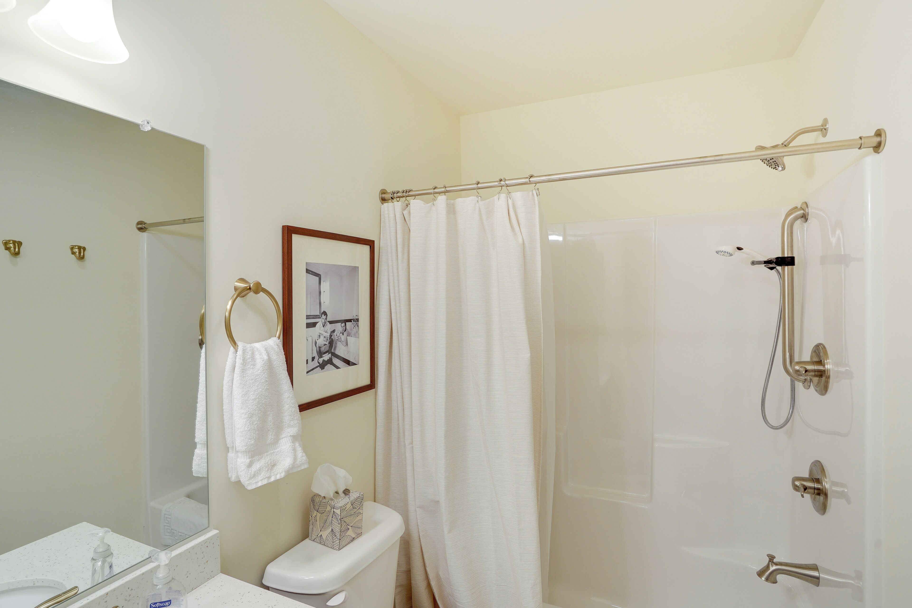 Un baño con inodoro, lavabo y zona de ducha.