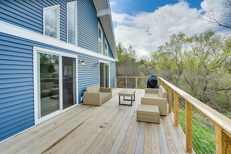 Sleepy Hollow Lake Home w/ Deck, Pool Access!