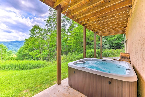 Slaty Fork Escape W/ Mountain View + Hot Tub! - West Virginia