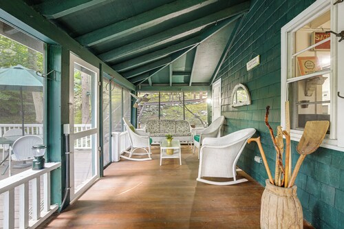 Dainty New Preston Cottage w/ Dock & Lake Views!