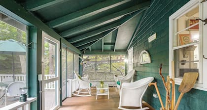 Dainty New Preston Cottage w/ Dock & Lake Views!