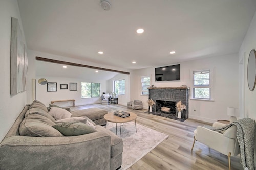 Bright & Airy Liberty Lake Abode w/ Backyard!