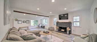 Bright & Airy Liberty Lake Abode w/ Backyard!