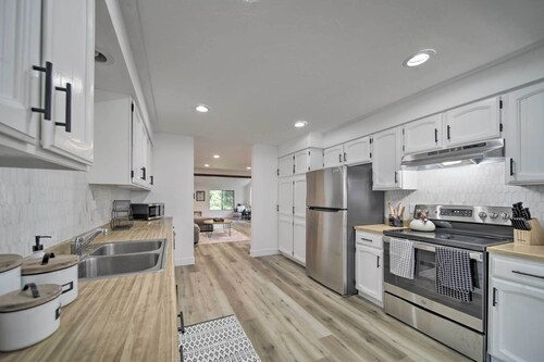 Bright & Airy Liberty Lake Abode w/ Backyard!
