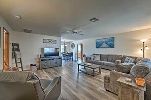 Interior - Lake Havasu City Retreat w/ Mtn Views & Patio! (Lake Havasu City)