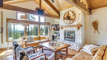 Apartemen (5 Bedrooms) | Area keluarga | TV, perapian, dan buku