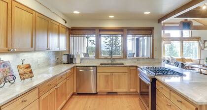 Ski-in/ski-out Whitefish Duplex w/ Hot Tub!