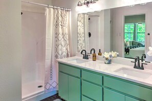 Interior - Deck & Resort Amenities: Hot Springs Home! (Hot Springs)