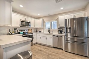 Microwave, oven, stovetop, dishwasher - Scottsdale Condo Rental: Pool & Grill Access! (Scottsdale)