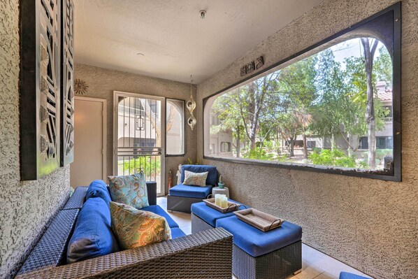 TV, fireplace - Scottsdale Condo Rental: Pool & Grill Access! (Scottsdale)