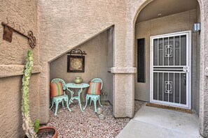 Outdoor dining - Scottsdale Condo Rental: Pool & Grill Access! (Scottsdale)