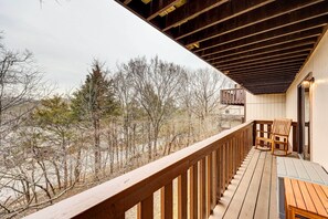 Interior - Holiday Island Vacation Rental w/ 2 Balconies (Eureka Springs)