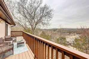 Interior - Holiday Island Vacation Rental w/ 2 Balconies (Eureka Springs)