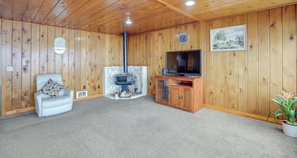 Hilltop Hideout w/ Sweeping Birch Bay Views
