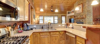 On-site Trails & Deck: Show Low Cabin!