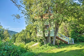 A treehouse with a wooden staircase and a small platform. - Quaint Riverside Reprieve w/ Kayaks + Floats! (Brookings)