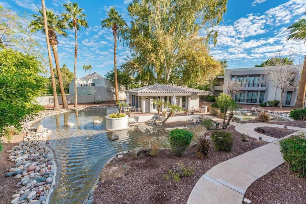 Sleek Phoenix Condo: Walk to Biltmore Fashion Park