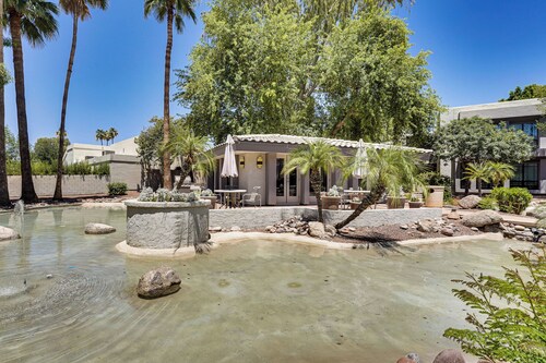 Sleek Phoenix Condo: Walk to Biltmore Fashion Park