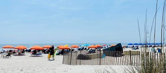 Relax By Pool: Harbour Town Resort Condo