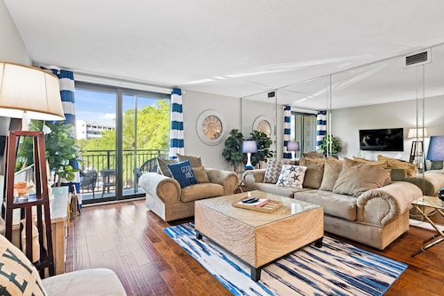 Relax By Pool: Harbour Town Resort Condo
