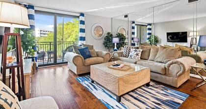 Relax By Pool: Harbour Town Resort Condo