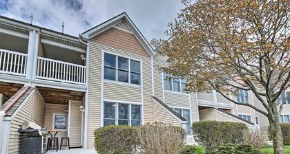 Bright Manistee Condo w/ Beach + Pool Access!