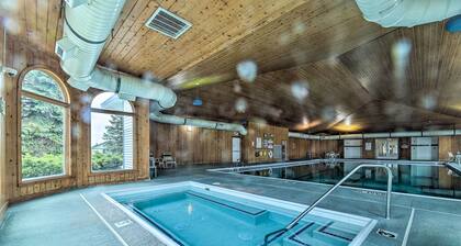 Bright Manistee Condo w/ Beach + Pool Access!