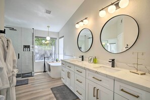 House (4 Bedrooms) | Interior - Pool, Putting Green & Furnished Patio: Phoenix Gem (Phoenix)