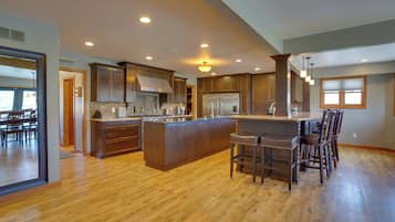 House (6 Bedrooms) | Interior