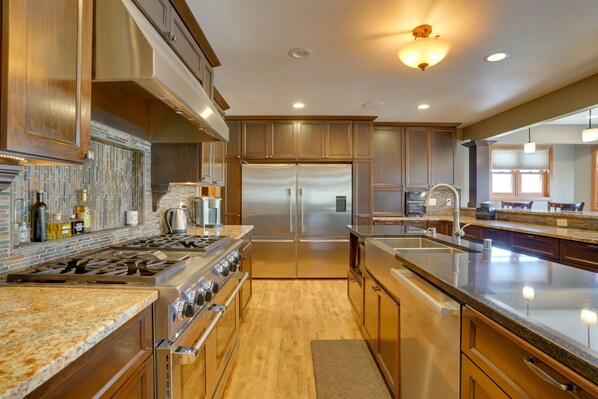 House (6 Bedrooms) | Interior