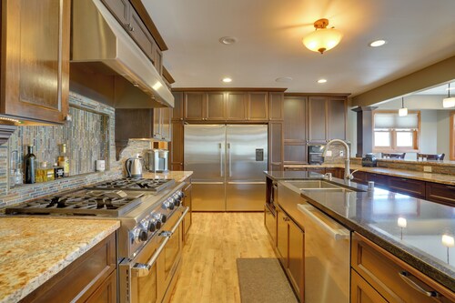 Expansive Retreat on 5 Acres in Shakopee!