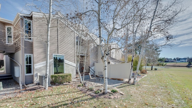Une maison d’habitation avec un jardin devant, une véranda et un petit espace jardin.