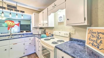 Apartment (2 Bedrooms) | Private kitchen | Microwave, oven, stovetop, cookware/dishes/utensils