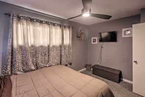 3 bedrooms, laptop workspace, free cribs/infant beds, bed sheets - Centrally Located Gem With Laughlin Strip Views! (Bullhead City)
