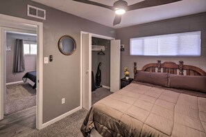 3 bedrooms, laptop workspace, free cribs/infant beds, bed sheets - Centrally Located Gem With Laughlin Strip Views! (Bullhead City)