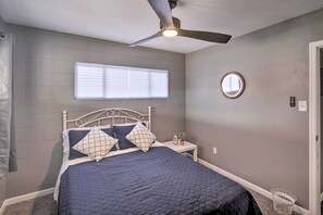 Hus (3 Bedrooms) | 3 soverom, skrivebord for bærbar PC, barnesenger (inkludert) og sengetøy