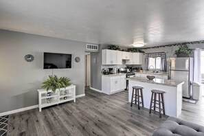 Microwave, oven, stovetop, cookware/dishes/utensils - Centrally Located Gem With Laughlin Strip Views! (Bullhead City)