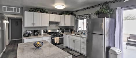 Microondas, horno, placa de cocina, utensilios de cocina